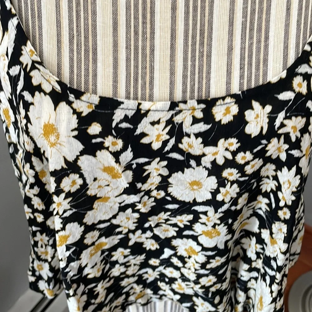 Daisy Print Crop Top - Picture 3 of 5